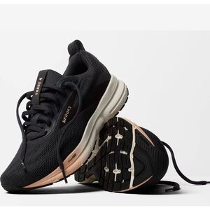 Brooks Trace 4 Navy Blue and Cream Running Shoes